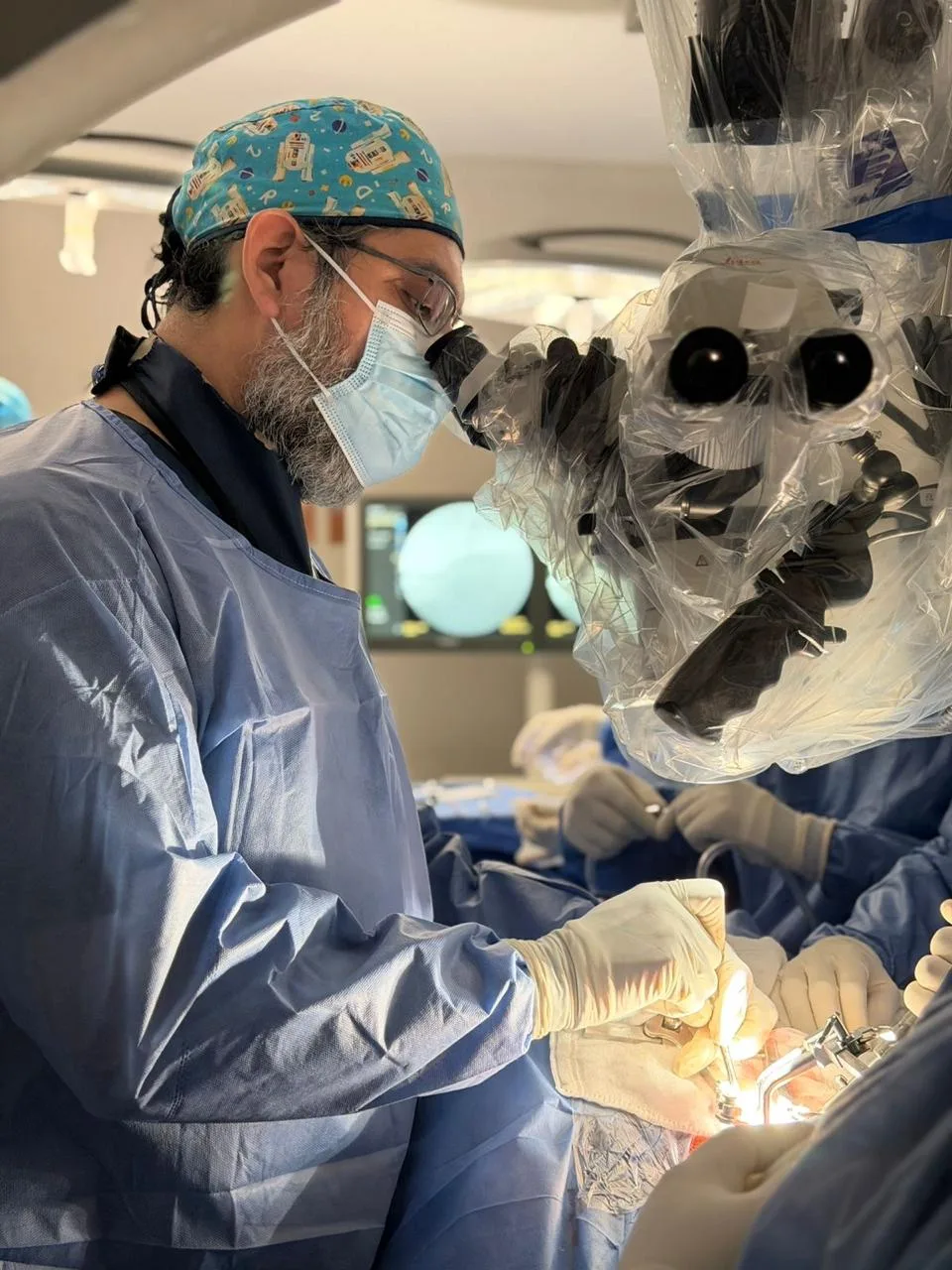 El Dr. Daniel Santana López opera con apoyo de un microscopio quirúrgico
