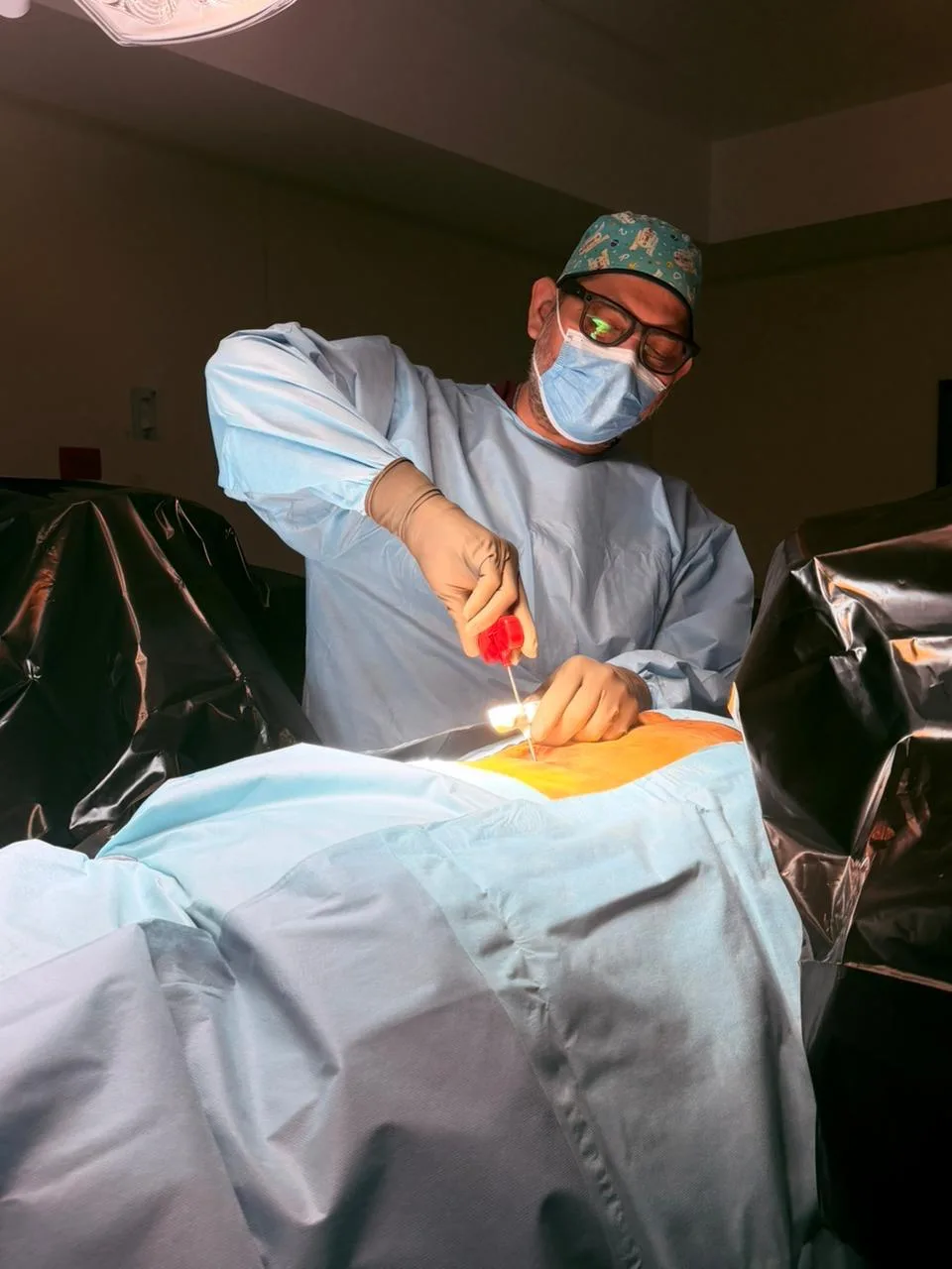 Dr. Daniel Santana López, cirujano de columna, durante un procedimiento en el quirófano