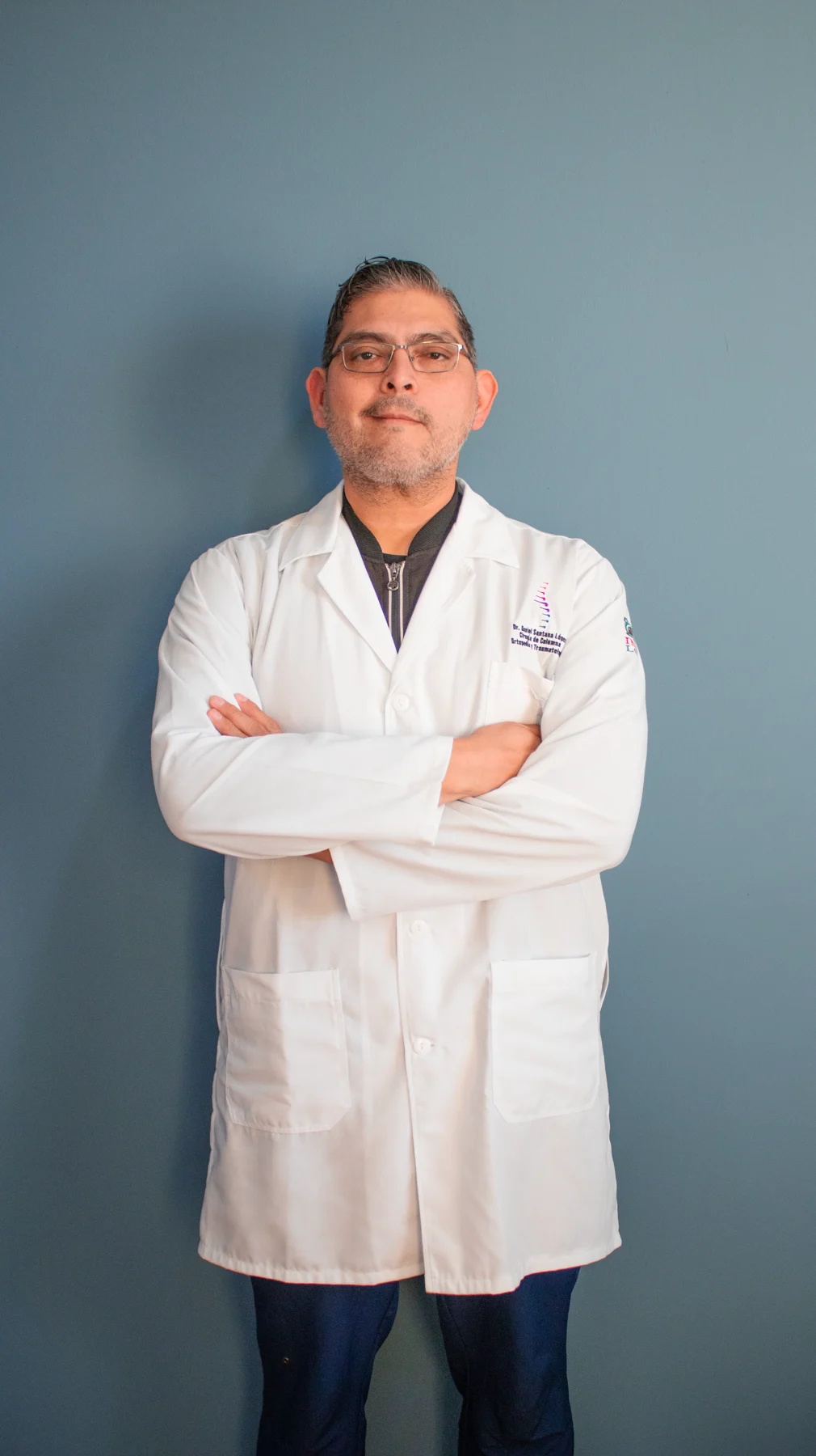 Dr. Daniel Santana López, especialista en columna, con bata blanca