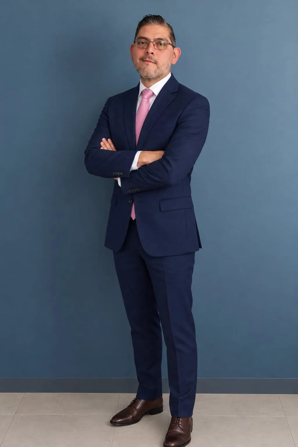 Dr. Daniel Santana López, ortopedista y especialista en columna vertebral, de traje y con los brazos cruzados